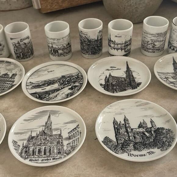 Vintage black & white Porzellan cups and small plates from Bavaria Germany - Picture 1 of 12